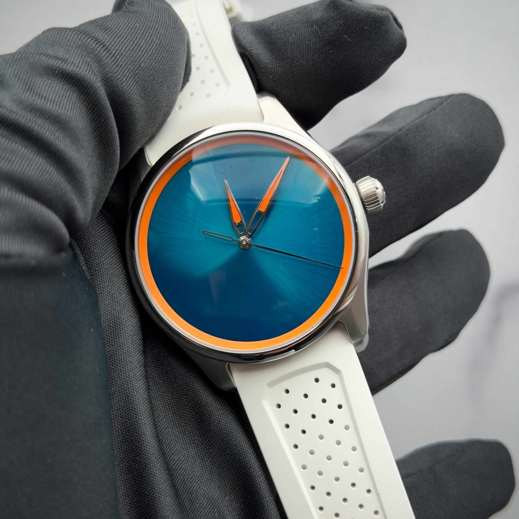 H.Moser & Cie Pioneer Center Seconds Spiced Aqua