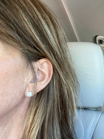 woman wearing a 1.5 carat diamond stud earring