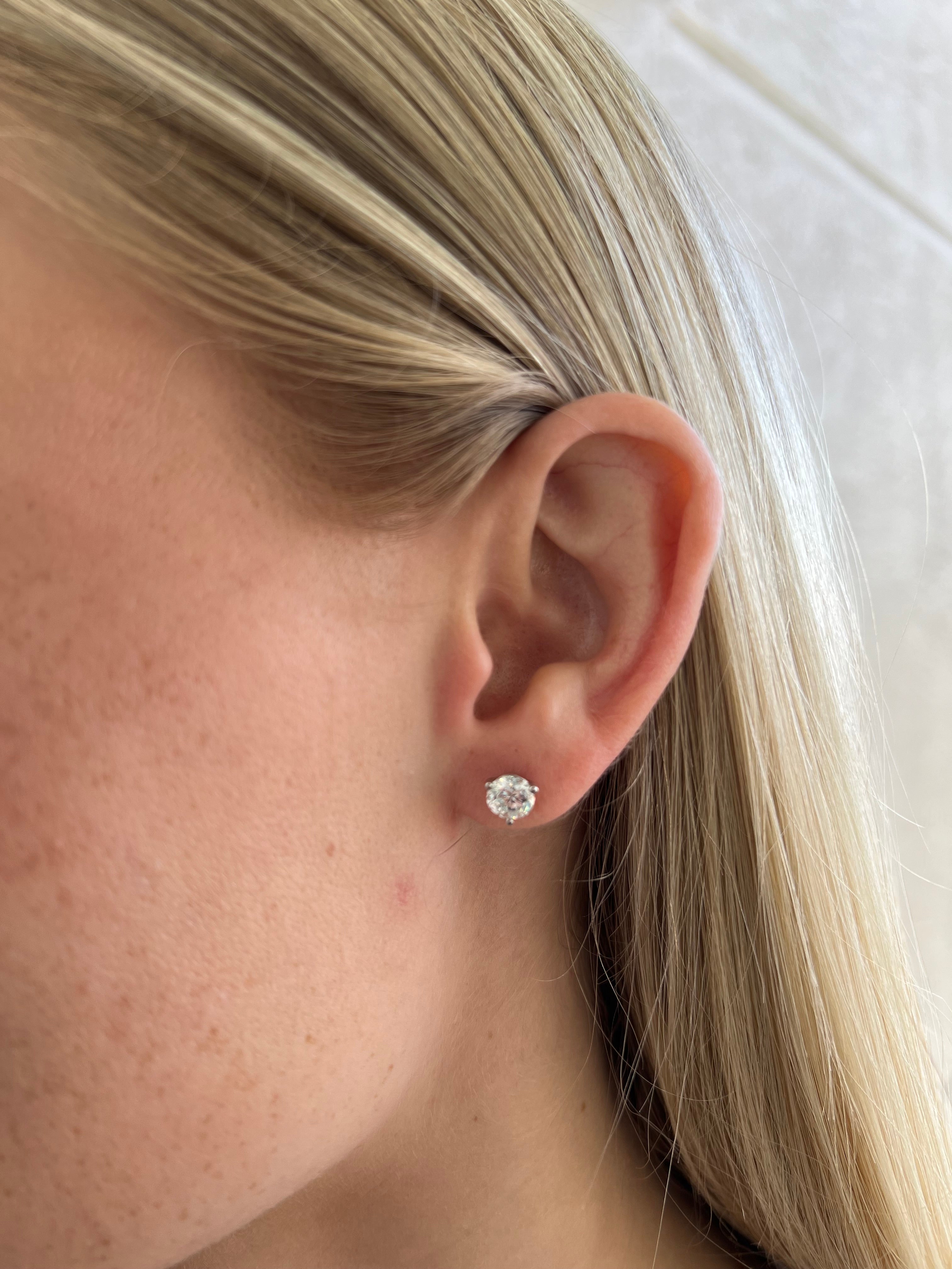 woman wearing a 1 carat diamond stud earring