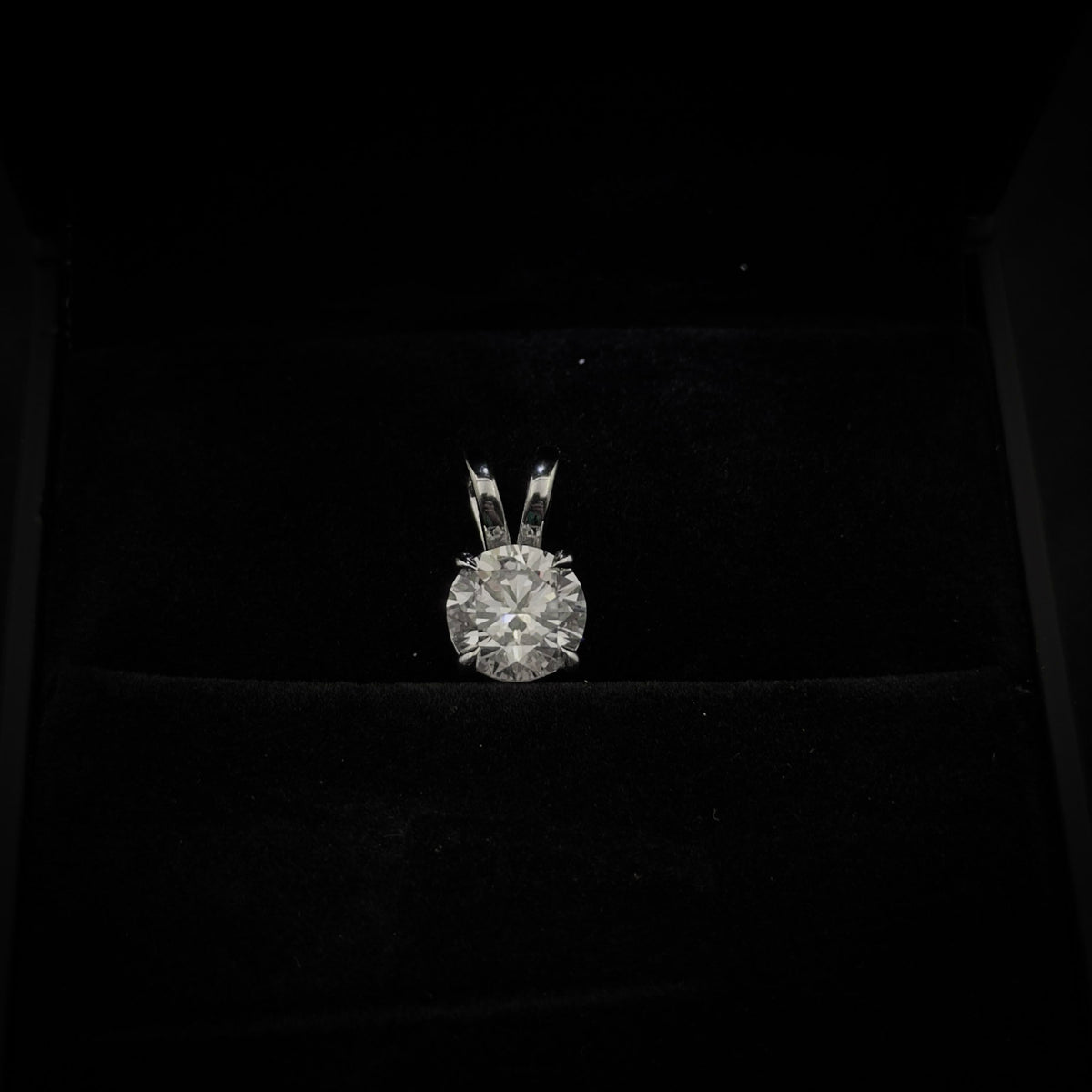 Lab grown diamond pendant without necklace