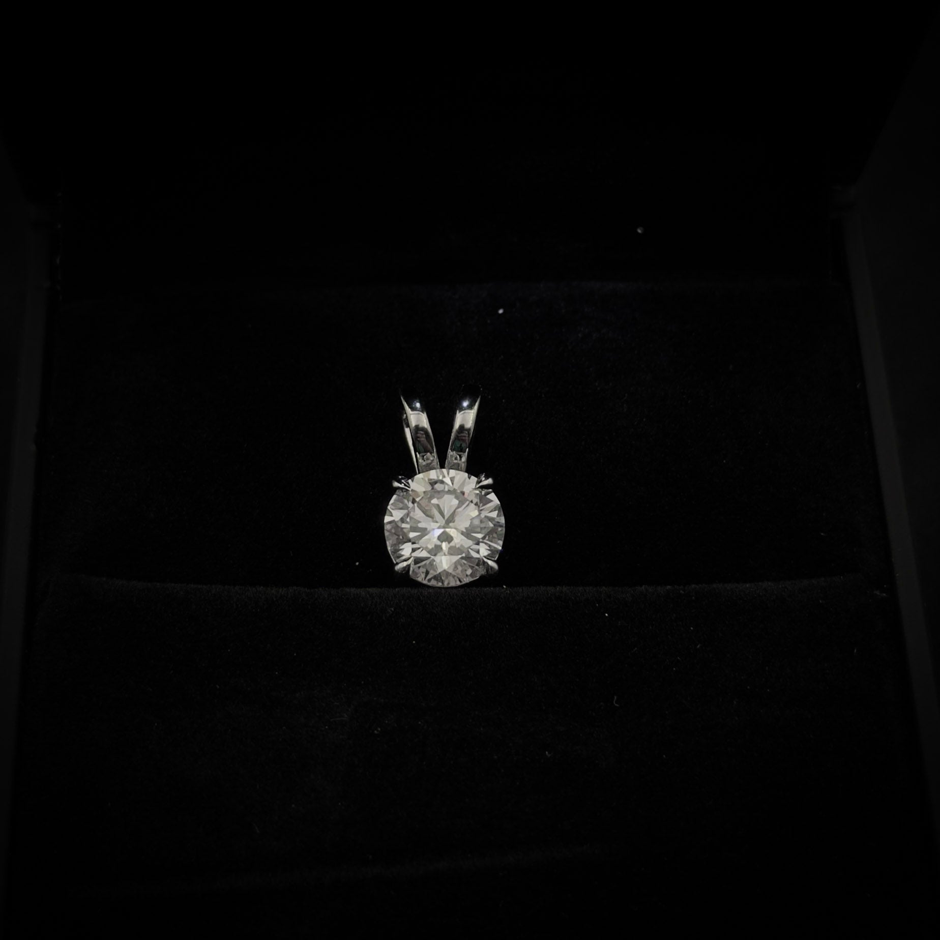 Lab grown diamond pendant without necklace